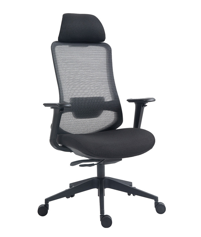 Silla ejecutiva AC-30 negra con cabecera, vista tres cuartos