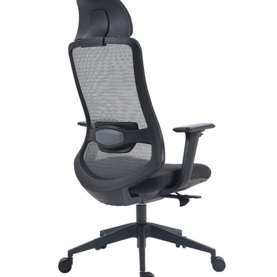 Silla ejecutiva AC-30 negra con cabecera, vista tres cuartos trasera