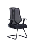 Silla visitante AC-40V negra con base trineo, vista tres cuartos