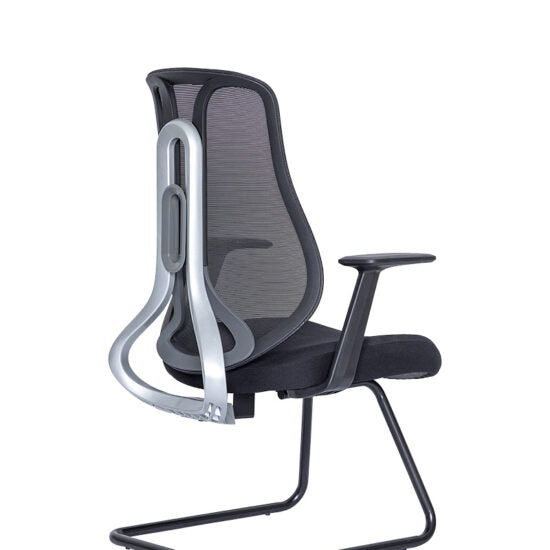 Silla visitante AC-40V negra con base trineo, vista tres cuartos trasera