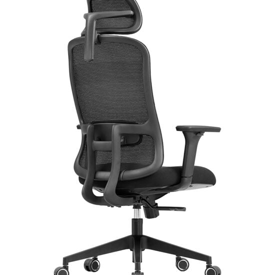 Silla ejecutiva CH-006E con respaldo de malla y cabecera, vista tres cuartos trasera