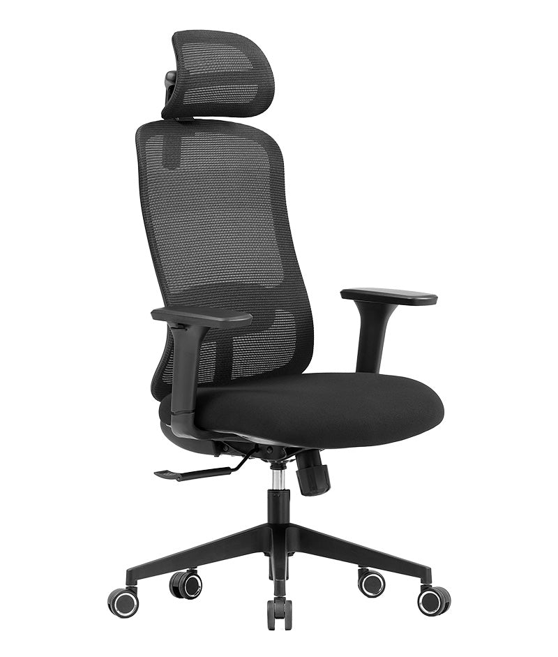 Silla ejecutiva CH-006E con respaldo de malla y cabecera, vista tres cuartos