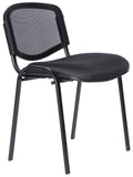 Silla visitante M-120 con respaldo de malla y patas tubulares, vista tres cuartos
