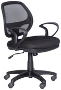Silla operativa M-50 con respaldo de malla y brazos, vista tres cuartos