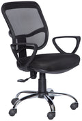 Silla operativa M-60E con respaldo de malla, brazos y base cromada, vista tres cuartos